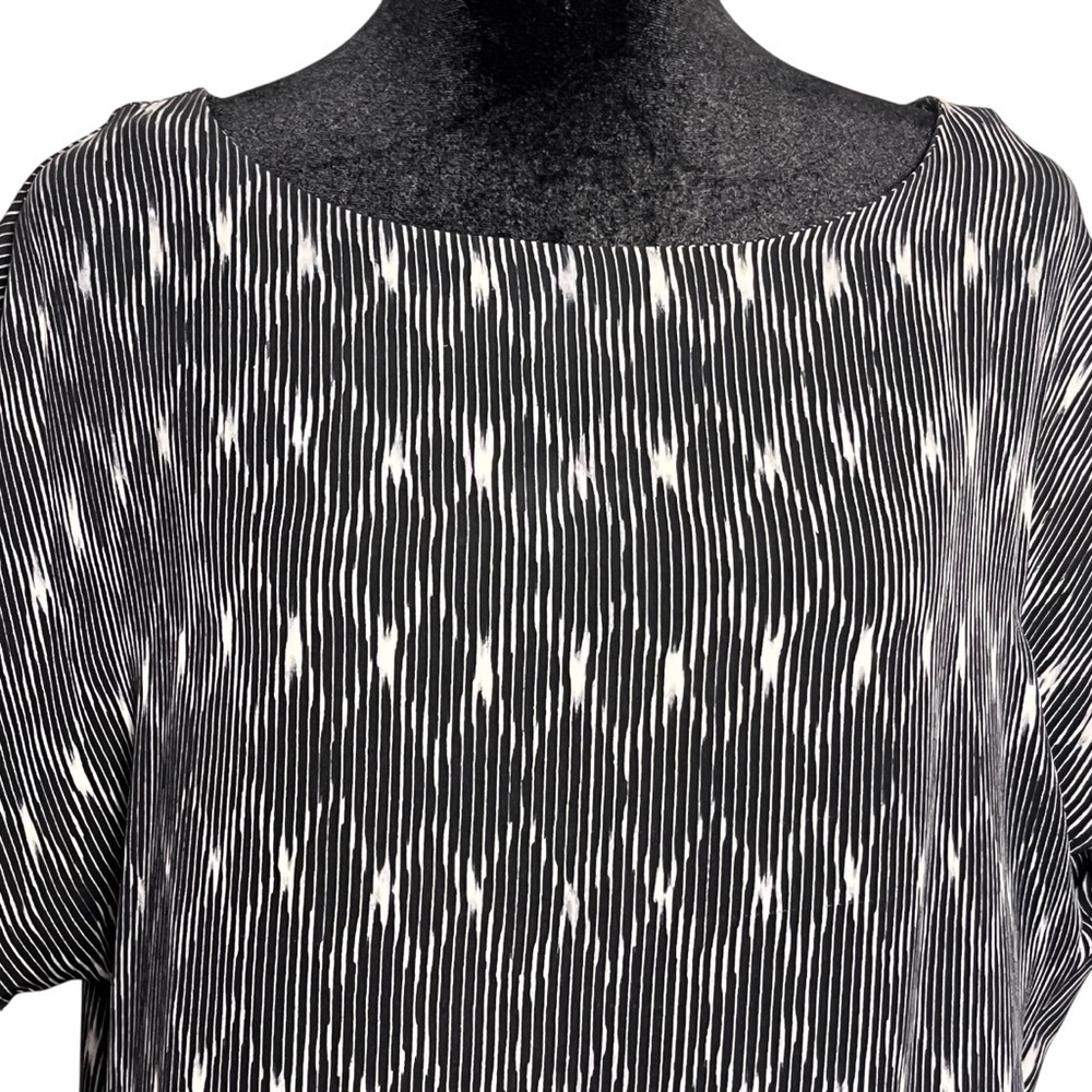 Brochu Walker Ikat Printed Split Back Silk Blouse Black/White — Medium - Picture 3 of 10